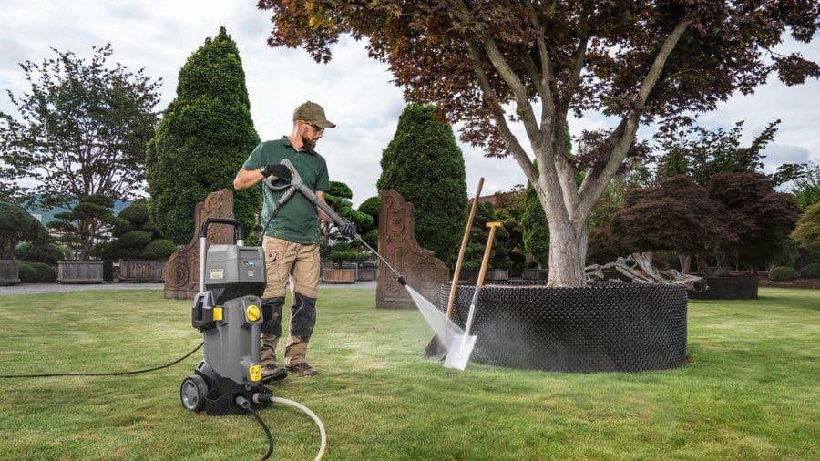 homem lavando suas ferramentas de trabalho utilizando uma lavadora de alta pressão