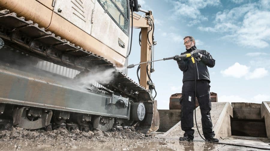 homem lavando trator com lavadora de alta pressão Karcher