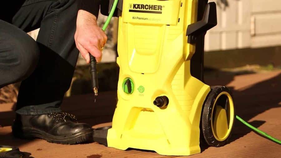 Lavadora de alta pressão Karcher sendo preparada para uso