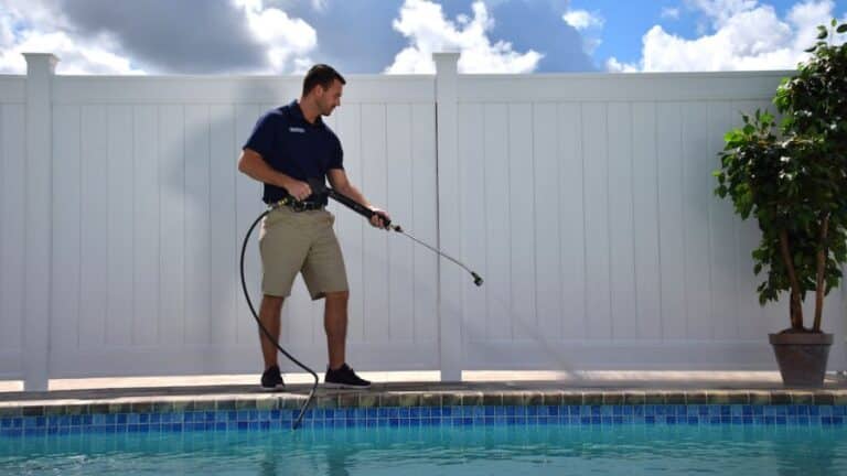 homem lavando piscina com lavadora de alta pressão